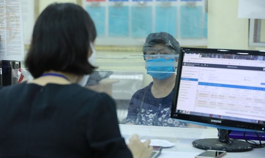 Giải quyết thủ tục hành chính tại công sở ở Hà Nội.   Ảnh: Hải Nguyễn