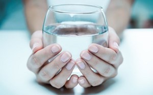 Uống lượng nước lọc vừa đủ sẽ giúp giấc ngủ tốt hơn vào thời điểm thời tiết oi nóng. Ảnh: Nhật Minh