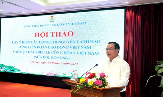 Ông Nguyễn Đình Khang - Chủ tịch Tổng Liên đoàn Lao động Việt Nam - phát biểu tại hội thảo. Ảnh: Quế Chi