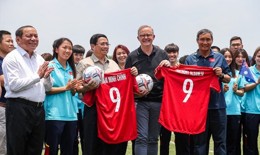 Hai đội bóng đá nữ Việt Nam và Australia trao tặng áo thi đấu cho Thủ tướng Phạm Minh Chính và Thủ tướng Anthony Albanese. Ảnh: Hải Nguyễn