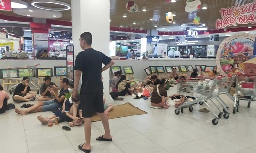 Người dân, du khách vào một siêu thị ở Hạ Long tránh nóng. Ảnh: Người dân cung cấp
