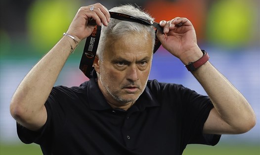 Mourinho không chấp nhận thất bại tại chung kết Europa League vì cho rằng bị xử ép. Ảnh: AFP