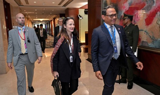 Giám đốc Tình báo Quốc gia Mỹ Avril Haines (giữa) tới Singapore dự Đối thoại Shangri-La, ngày 2.6.2023. Ảnh: Reuters