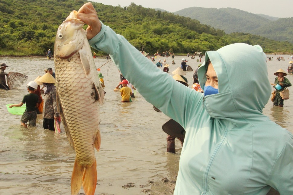 Người dân bội thu trong lễ hội đánh cá Vực Rào ở Hà Tĩnh