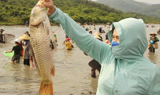 Người dân bắt được con cá chép lớn tại lễ hội đánh cá Vực Rào ngày 4.6. Ảnh: Trần Tuấn.