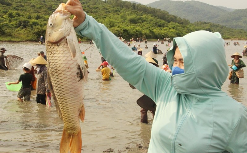 Người dân bắt được con cá chép lớn tại lễ hội đánh cá Vực Rào ngày 4.6. Ảnh: Trần Tuấn.