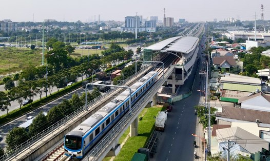 Metro số 1 (Bến Thành - Suối Tiên) hoàn thành cuối năm nay, mở ra phương thức vận chuyển mới với khối lượng lớn cho TPHCM. Ảnh: Anh Tú