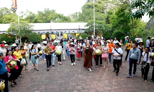 Tuần du lịch Ninh Bình năm 2023, diễn ra từ ngày 27.5 đến 4.6, các khu điểm du lịch trên địa bàn tỉnh Ninh Bình đón gần 18 vạn lượt khách du lịch trong nước và quốc tế. Ảnh: Diệu Anh