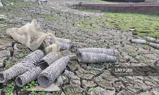 Người dân ở miền sông nước Mường Lay đang gặp rất nhiều khó khăn khi nguồn nước trên các sông suối đang dần cạn kiệt. Ảnh: Văn Thành Chương