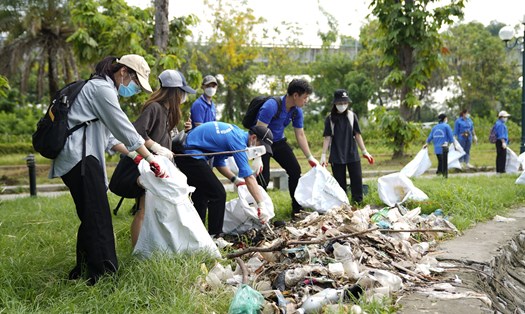 Chương trình nhận được sự hưởng ứng của hàng trăm tình nguyện viên, đặc biệt là các em nhỏ cùng chung tay nhặt rác. Ảnh: Xanh Hà Nội