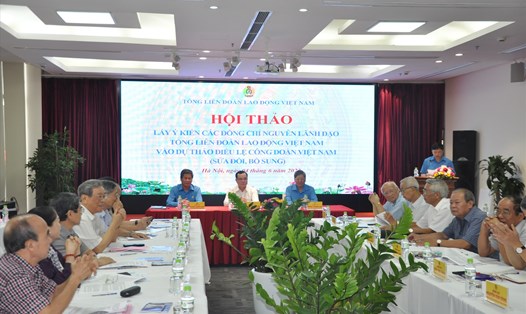 Hội thảo lấy ý kiến các đồng chí nguyên lãnh đạo Tổng LĐLĐVN về dự thảo Điều lệ Công đoàn Việt Nam (sửa đổi, bổ sung). Ảnh: Quế Chi
