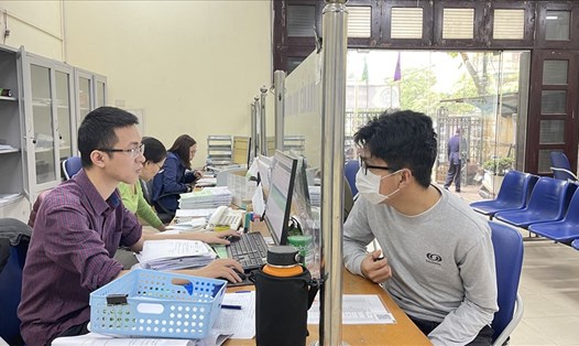 Cán bộ ngành Bảo hiểm xã hội Việt Nam tư vấn về chế độ bảo hiểm xã hội cho người lao động. Ảnh: Hà Anh
