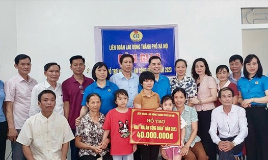 Lễ bàn giao hỗ trợ xây nhà Mái ấm Công đoàn cho chị Phạm Thị Mai. Ảnh: Hải Yến