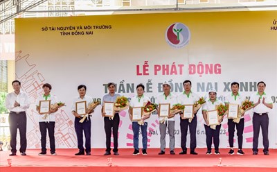 Bà Nguyễn Thu Thủy (Phó GĐ Đối ngoại Vedan) nhận hoa và thư cảm ơn của Lãnh đạo UBND tỉnh Đồng Nai, Lãnh đạo Sở TN-MT trao tặng các doanh nghiệp có nhiều đóng góp tích cực trong công tác bảo vệ môi trường. Nguồn: Vedan