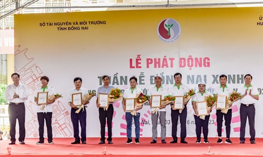 Bà Nguyễn Thu Thủy (Phó GĐ Đối ngoại Vedan) nhận hoa và thư cảm ơn của Lãnh đạo UBND tỉnh Đồng Nai, Lãnh đạo Sở TN-MT trao tặng các doanh nghiệp có nhiều đóng góp tích cực trong công tác bảo vệ môi trường. Nguồn: Vedan