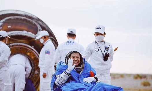 Phi hành gia Deng Qingming vẫy tay chào khi rời tàu vũ trụ Thần Châu-15 sau khi hạ cánh. Ảnh: AFP