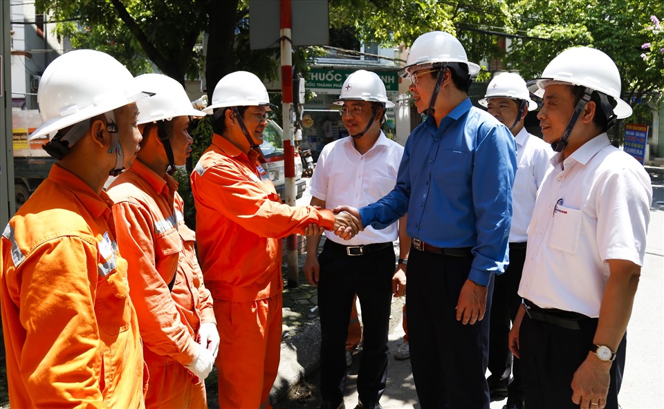 Lãnh đạo Công đoàn Điện lực VN và EVNHANOI thăm hỏi động viên NLĐ đang làm việc trực tiếp trên lưới điện trong điều kiện nắng nóng. Ảnh: Công đoàn EVNHANOI