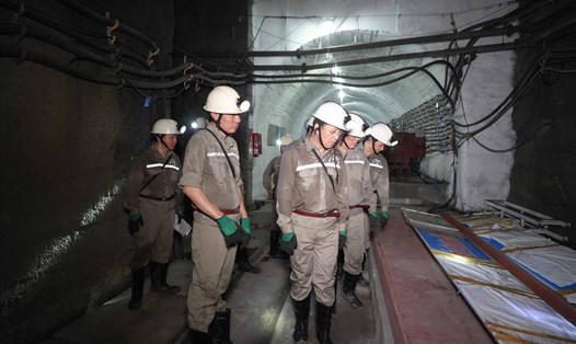 Đảng uỷ Than Quảng Ninh đã thẩm định công trình Trạm phân phối 6kV số 1, 2, 3 tại hầm bơm trạm điện mức -350 khu Khe Chàm II-IV. Ảnh: Than Quảng Ninh.