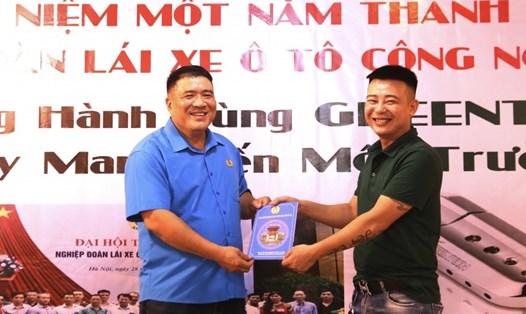 Ông Lê Xuân Bình - Chủ tịch Nghiệp đoàn Lái xe ôtô công nghệ Hà Nội (bên trái) trao hỗ trợ đoàn viên Nghiệp đoàn có hoàn cảnh khó khăn. Ảnh: Hải Yến