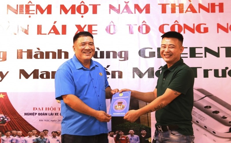 Ông Lê Xuân Bình - Chủ tịch Nghiệp đoàn Lái xe ôtô công nghệ Hà Nội (bên trái) trao hỗ trợ đoàn viên Nghiệp đoàn có hoàn cảnh khó khăn. Ảnh: Hải Yến