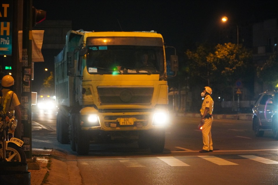 CSGT TP Hồ Chí Minh trong một lần kiểm tra xe chở quá tải trọng, cơi nới thùng hàng.  Ảnh: Chân Phúc