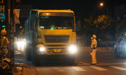 CSGT TP Hồ Chí Minh trong một lần kiểm tra xe chở quá tải trọng, cơi nới thùng hàng.  Ảnh: Chân Phúc