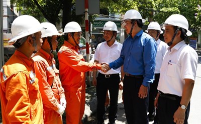 Lãnh đạo Công đoàn Điện lực VN và EVNHANOI thăm hỏi động viên NLĐ đang làm việc trực tiếp trên lưới điện trong điều kiện nắng nóng. Ảnh: Công đoàn EVNHANOI