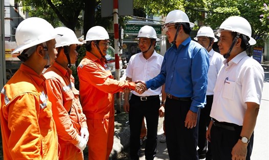 Lãnh đạo Công đoàn Điện lực VN và EVNHANOI thăm hỏi động viên NLĐ đang làm việc trực tiếp trên lưới điện trong điều kiện nắng nóng. Ảnh: Công đoàn EVNHANOI