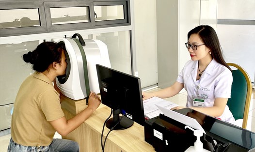 ThS.BS Nguyễn Ngọc Oanh thăm khám cho bệnh nhân đánh giá tình trạng da và mụn trứng cá. Nguồn ảnh: Bệnh viện Bạch Mai