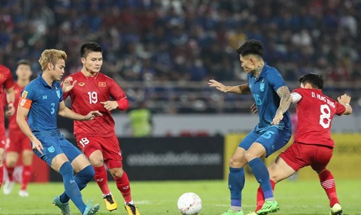 Quang Hải (19) trong màu áo đội tuyển Việt Nam tại AFF Cup 2022. Ảnh: VFF