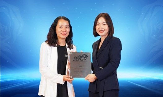 Đại diện VIB (bên phải) nhận kỷ niệm chương từ ban tổ chức Vietnam Young Lions 2023. Nguồn: VIB cung cấp.