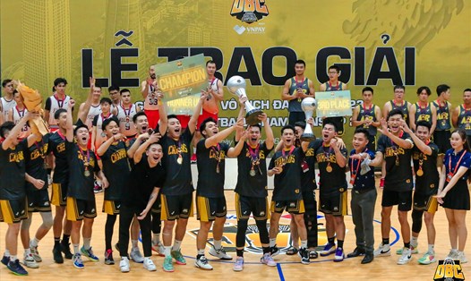 98's Basketball và chiếc cúp vô địch giải bóng rổ Đà Nẵng 2023. Ảnh: VBC