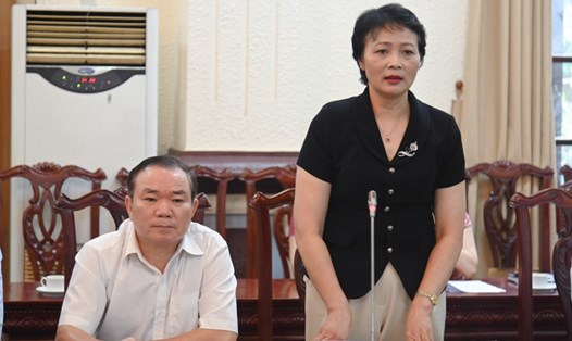 Chủ tịch Công đoàn Bộ Tư pháp Khương Thị Thanh Huyền tại buổi trao tặng sổ tiết kiệm. Ảnh: Công đoàn Bộ Tư pháp