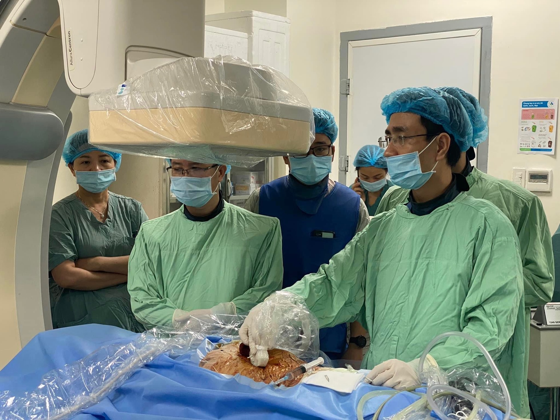 Các bác sỹ triển khai thành công phương pháp tán sỏi qua da. Ảnh: Bệnh viện Hữu nghị Việt Nam – Cu Ba Đồng Hới.