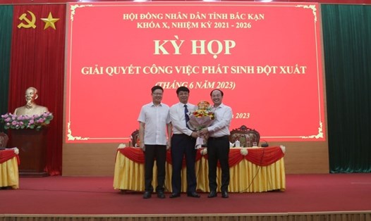 Chủ tịch UBND tỉnh Bắc Kạn Nguyễn Đăng Bình chúc mừng ông Nông Quang Nhất (đứng giữa).