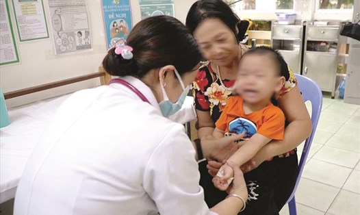 Bệnh nhi nhập viện vì sốt xuất huyết. Ảnh: Nguyễn Ly