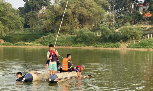 Lực lượng chức năng tìm kiếm nạn nhân đuối nước trên sông Cầu (Phú Bình) hồi cuối tháng 3.2023. Ảnh: Việt Bắc