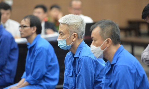 Cựu Chủ tịch Cienco 1 Phạm Dũng (tóc bạc) và các bị cáo tại phiên toà. Ảnh: Quang Việt