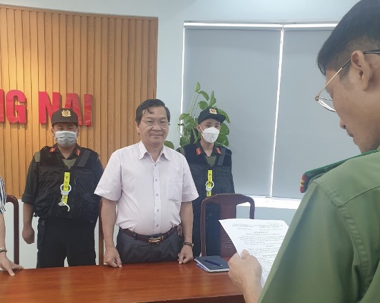 Cơ quan An ninh điều tra tống đạt Quyết định Khởi tố bị can và thi hành Lệnh bắt bị can để tạm giam đối với bị can Trần Minh Hùng -  nguyên Hiệu trưởng trường Đại học Đồng Nai. Ảnh: Công an Đồng Nai