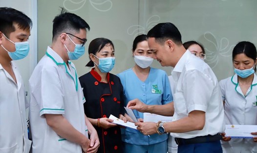 Ông Trịnh Tố Tâm - Chủ tịch Công đoàn ngành Y tế Hà Nội - trao tặng quà cho đoàn viên, người lao động tại các Công đoàn cơ sở. Ảnh: Hải Yến