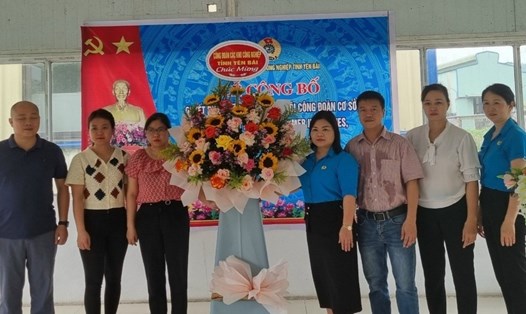 Thành lập CĐCS Công ty TNHH Việt Nam Polymer Tnductries. Ảnh: CĐ KCN Yên Bái