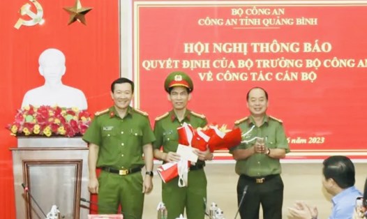 Lãnh đạo Công an tỉnh Quảng Bình chúc mừng đại tá Phan Đăng Tĩnh (đứng giữa) nhận nhiệm vụ mới. Ảnh: Công an Quảng Bình