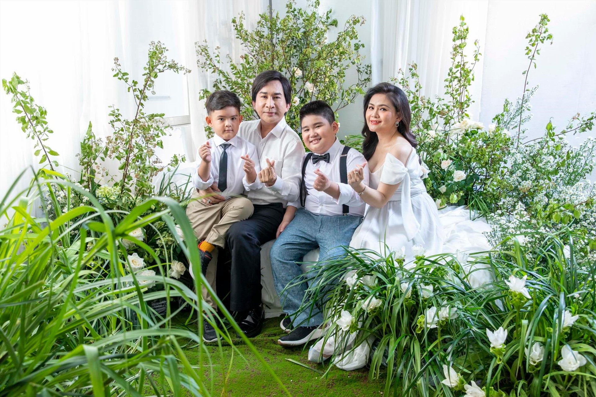 Kim Tử Long bên gia đình nhỏ. Ảnh: Nhà sản xuất.