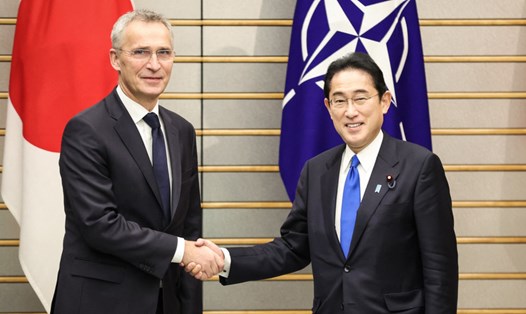 Thủ tướng Nhật Bản Kishida Fumio (phải) tiếp Tổng Thư ký NATO Jens Stoltenberg tại Tokyo, Nhật Bản. Ảnh: AFP