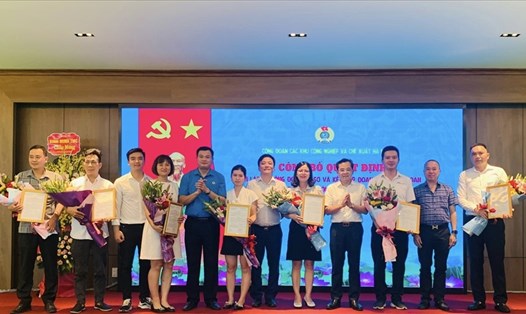 Trong tháng 5.2023, Công đoàn Các khu công nghiệp và chế xuất Hà Nội đã trao quyết định thành lập 7 Công đoàn cơ sở. Ảnh: Đăng Vinh
