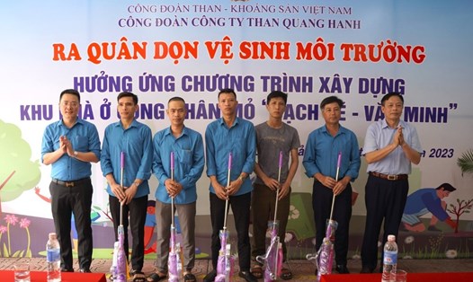 Ra quân dọn vệ sinh môi trường, xây dựng Khu nhà ở công nhân “Sạch đẹp - Văn minh” tại Công ty Than Quang Hanh. Ảnh: CĐ Than Quang Hanh
