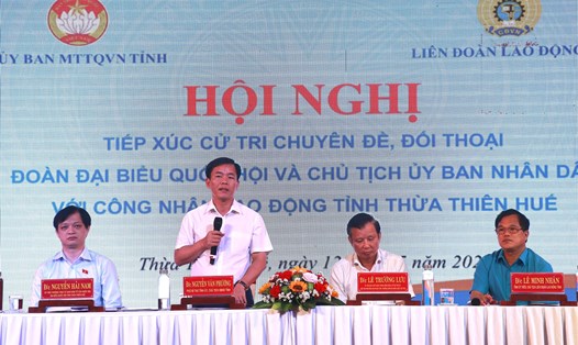 Chủ tịch UBND tỉnh Thừa Thiên Huế Nguyễn Văn Phương trả lời các câu hỏi của đoàn viên, người lao động. Ảnh: Thảo Vy