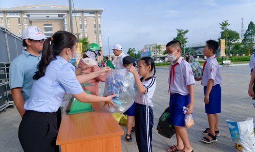 Sự kiện hưởng ứng Ngày Môi trường thế giới tại tỉnh Bình Dương đã thu hút sự tham gia của hơn 1.000 người. Ảnh: FrieslandCampina Việt Nam