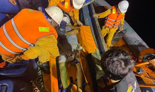 Ngư dân được cứu khi gặp tai nạn. Ảnh: VMRCC