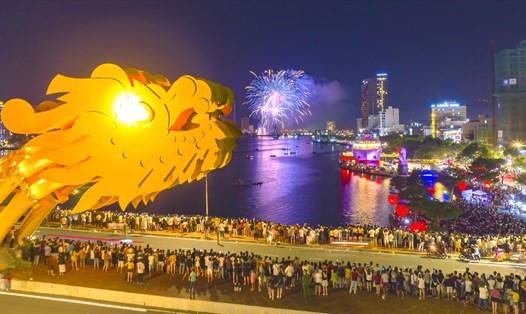 Người dân, du khách có rất nhiều góc lựa chọn để xem pháo hoa... miễn phí tại Đà Nẵng. Ảnh: Ng.Anh